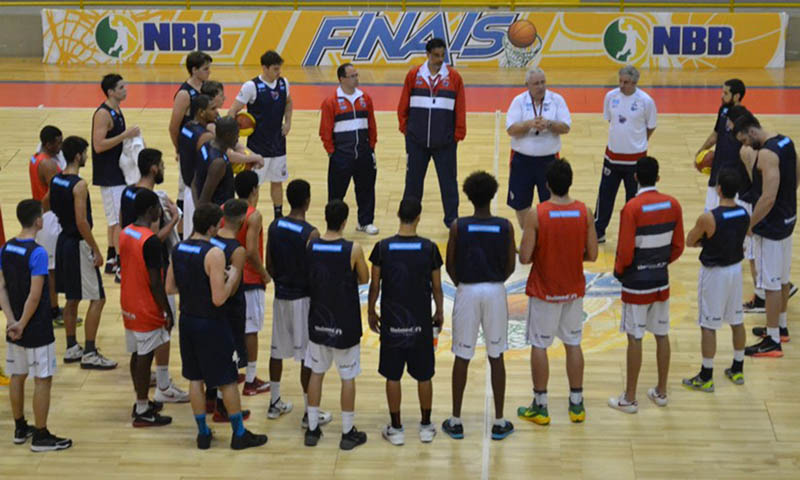 Elenco do Franca Basquete durante treino no Pedrocão (foto: divulgação)